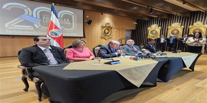 Jerarcas de poderes Legislativo y judicial sostuvieron una reunión de alto nivel para buscar propuestas contra la delincuencia que golpea al país