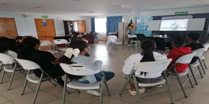 ESTUDIANTES RECIBIERON CHARLA SOBRE RIESGOS POR MAL USO DE INTERNET Y REDES SOCIALES